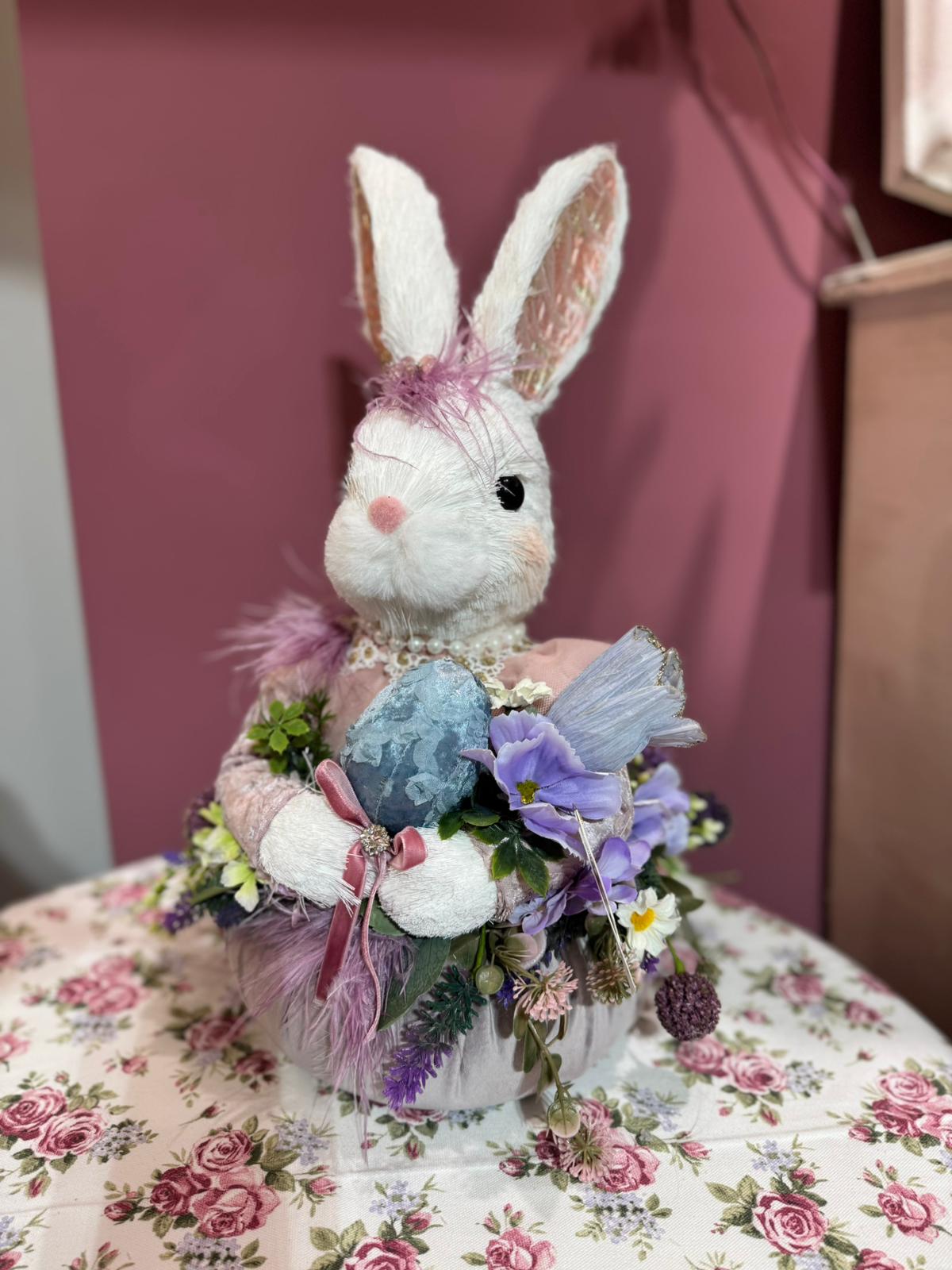 Pouf in velluto con mezzobusto coniglio in paglia con abiti in tessuto - H.44 cm - Fiori di Lena